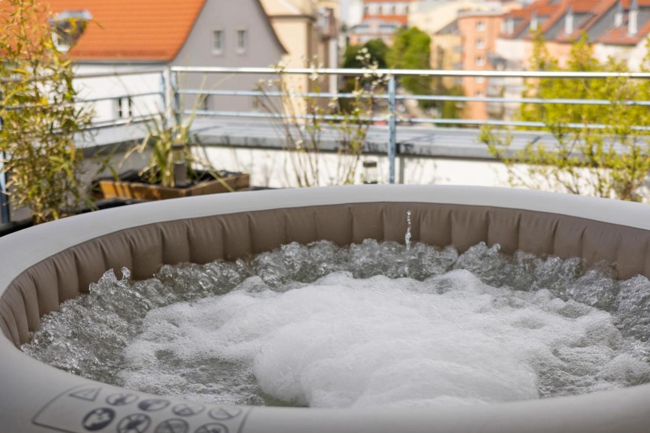 BRIGHT: The PENTHOUSE - Jacuzzi - BBQ - Parkplatz/Parking Apartment Augsburg Bagian luar foto